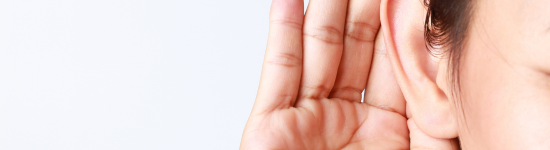 Main sur l'oreille pour mieux entendre